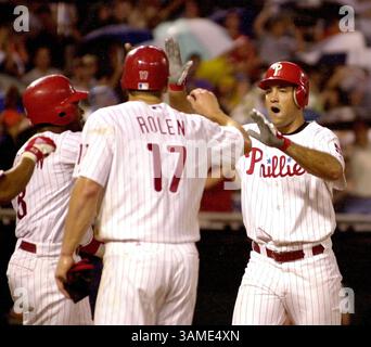 10 août 2001 - États-Unis - HISTOIRE SPORTIVE KRT SLUGGED : DODGERS-PHILLIES KRT PHOTO PAR CHARLES FOX/PHILADELPHIA INQUIRE (10 août) PHILADELPHIE, PA -- Pat Burrell des Phillies, à droite, est félicité par Marlon Anderson, à gauche, et Scott Rolen après avoir frappé un grand coup de circuit contre les Dodgers de Los Angeles en septième manche de leur match le vendredi 10 août 2001. (PH) NC KD BL 2001 (Horiz) (MvW) (image crédit : © Philadelphia Inquirer/mct/ZUMAPRESS.com) Banque D'Images
