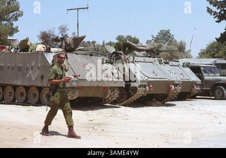 15 août 2001 - Etats-Unis - (KRT5) ACTUALITÉ MONDIALE SLUGGED : MIDEAST KRT PHOTOGRAPHY PAR NATI SHOHAT/FLASH 90 (15 août) ISRAËL -- un soldat israélien passe devant des véhicules blindés de transport de troupes près de Beit Jala, mercredi 15 août 2001. (KRT) AP NC KD BL 2001 (HORIZ.) (kn) (photos supplémentaires disponibles sur KRT Direct, KRT/Newscom ou sur demande) (crédit image : © Flash 90/mct/ZUMAPRESS.com) Banque D'Images