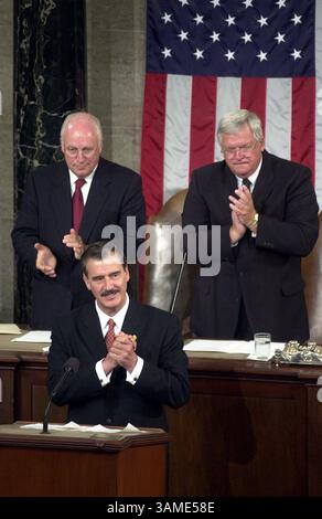 6 septembre 2001 - États-Unis - (KRT6) KRT WORLD NEWS STORY SLUGGED : USMEXICO KRT PHOTOGRAPHIE PAR STEVE DESLICH (6 septembre) WASHINGTON, D.C. - le président mexicain Vincente Fox exprime son appréciation pour les applaudissements lors de son discours à une session conjointe du Congrès, jeudi 6 septembre, à Washington, D.C. en arrière-plan applaudissant le vice-président Cheney, à gauche, et le président de la Chambre Dennis Hastert (R-président de la Chambre des députés). (KRT) AP NC KD BL 2001 (Vert) (smd) (image numérique) (photos supplémentaires disponibles sur KRT Direct, KRT/Newscom ou sur demande) (image crédit : © PHOTOGNOSOURCE/mct/ZUMAPRESS.com) Banque D'Images