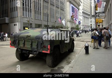 18 septembre 2001 - États-Unis - KRT US NEWS STOPGGED : ATTACKS-REACTION KRT PHOTOGRAPHIE PAR JOHN COSTELLO/PHILADELPHIA INQUIRER (18 septembre) NEW YORK, NY -- Un Humvee de la Garde nationale se tient à Wall Street, juste en bas de la Bourse de New York le mardi 18 septembre 2001. (PH) NC KD BL 2001 (Horiz) (MvW) (image crédit : © Philadelphia Inquirer/mct/ZUMAPRESS.com) Banque D'Images