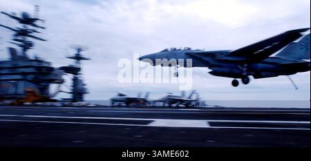 19 septembre 2001 - États-Unis - KRT US NEWS STOPGED : ATTACKS-MILITARY KRT PHOTOGRAPHIE PAR BILL TIERNAN/PILOTE DE VIRGINIE (19 septembre) NORFOLK, va -- un F-18 atterrit sur le pont du porte-avions USS Theodore Roosevelt après le déploiement du navire depuis la base navale de Norfolk le mercredi 19 septembre 2001. (VP) NC KD BL 2001 (Horiz) (mvw) -- PAS DE MAGS, PAS DE VENTES, PAS D'INTERNET (crédit image : © Virginian Pilot/mct/ZUMAPRESS.com) Banque D'Images