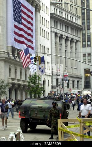 18 septembre 2001 - États-Unis - KRT US NEWS STOPGGED : ATTACKS-REACTION KRT PHOTOGRAPHIE PAR JOHN COSTELLO/PHILADELPHIA INQUIRER (18 septembre) NEW YORK, NY -- Un Humvee de la Garde nationale se tient sur Wall Street juste en bas de la Bourse de New York le mardi 18 septembre 2001. (PH) NC KD BL 2001 (Vert) (MV) (crédit image : © Philadelphia Inquirer/mct/ZUMAPRESS.com) Banque D'Images