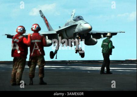 19 septembre 2001 - États-Unis - KRT US NEWS STOPGED : ATTACKS-MILITARY KRT PHOTOGRAPHIE PAR BILL TIERNAN/PILOTE DE VIRGINIE (19 septembre) NORFOLK, va -- un F-18 atterrit sur le pont du porte-avions USS Theodore Roosevelt après le déploiement du navire depuis la base navale de Norfolk le mercredi 19 septembre 2001. (VP) NC KD BL 2001 (Horiz) (mvw) -- PAS DE MAGS, PAS DE VENTES, PAS D'INTERNET (crédit image : © Virginian Pilot/mct/ZUMAPRESS.com) Banque D'Images