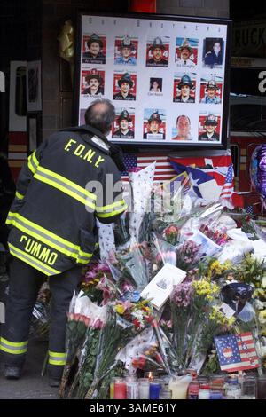 19 septembre 2001 - U.S. - KRT US NEWS STORY SLUGGED : ATTACKS-REACTION KRT PHOTOGRAPHIE PAR RON ENNIS/FORT WORTH STAR-TELEGRAM (DALLAS OUT) (18 septembre) le pompier New-yorkais Tony Cummo, de l'échelle 173, regarde le mémorial, mardi, pour honorer les quinze pompiers du moteur 54, de l'échelle 4 et du bataillon 9 portés disparus dans l'effondrement des bâtiments du World Trade Center. (FT) NC KD BL 2001 (Vert) (crédit image : © Fort Worth Star-Telegram/mct/ZUMAPRESS.com) Banque D'Images