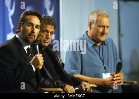 3 OCTOBRE 2001 - ÉTATS-UNIS - KRT ENTERTAINMENT STORY SLUGGED : ATTACKS-EMMYS KRT PHOTOGRAPHIE PAR KEVIN SULLIVAN/ORANGE COUNTY REGISTER (7 OCTOBRE) LOS ANGELES, CA-- les Moonves, de CBS, Bryce Zabel de l'Académie des arts et des sciences de la télévision et Don Mischner, producteur exécutif des Primetime Emmy Awards, tiennent une conférence de presse alors que les 53e Primetime Emmy Awards ont été annulés définitivement le dimanche 7 octobre, suite à la réponse militaire américaine contre le parti au pouvoir en Afghanistan, les talibans, qui a commencé la veille. (OC) BL NC KD 2001 (Horiz) (lde) -- PAS DE MAGS, PAS DE VENTES (crédit Banque D'Images