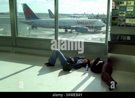 11 novembre 2001 - États-Unis - KRT US NEWS STOPGGED : NYPLANECRASH KRT PHOTO PAR DAVID SWANSON/PHILADELPHIA INQUIRER (12 novembre) NEWARK, NJ - Tammy Rosemeyer, à gauche, et Lone Pieper attendent un retard de vol à l'aéroport de Newark après que tous les vols aient été suspendus aux aéroports de la région de New York après qu'un avion d'American Airlines s'est écrasé sur Queens à New York le lundi 12 novembre 2001. (PH) NC KD BL 2001 (Horiz) (gsb) (crédit image : © Philadelphia Inquirer/mct/ZUMAPRESS.com) Banque D'Images