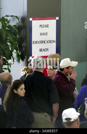 11 novembre 2001 - États-Unis - KRT US NEWS STORY SLUGGED : NYPLANECRASH KRT PHOTO PAR DAVID SWANSON/PHILADELPHIA INQUIRER (12 novembre) NEWARK, NJ -- les passagers font la queue pour les contrôles de sécurité à l'aéroport de Newark après que tous les vols aient été suspendus aux aéroports de la région de New York après qu'un avion American Airlines s'est écrasé sur Queens à New York le lundi 12 novembre 2001. (PH) NC KD BL 2001 (Vert) (gsb) (crédit image : © Philadelphia Inquirer/mct/ZUMAPRESS.com) Banque D'Images