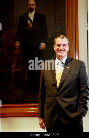 26 novembre 2001 - États-Unis - KRT WORLD NEWS STORY SLUGGED : MEXICO-FOX KRT PHOTOGRAPHIE PAR /KRT (novembre 26) MEXICO, MEXIQUE -- le président mexicain Vicente Fox, devant un portrait de Francisco Madero, à Mexico, Mexique, le lundi 26 novembre 2001. (KRT) NC KD BL 2001 (Vert) (MV) (image crédit : © PHOTOGNOSOURCE/mct/ZUMAPRESS.com) Banque D'Images