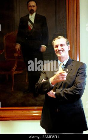 28 novembre 2001 - États-Unis - (KRT6) KRT WORLD NEWS STORY SLUGGED : MEXICO KRT PHOTOGRAPHIE DE SERGIO DORANTES/KRT (novembre 28) le président mexicain Vicente Fox se tient devant un portrait de son président mexicain préféré, Francisco, y Madero, le 26 novembre 2001 à Mexico, Mexique. (KRT) AP NC KD BL 2001 (VERT.) (kn) (photos supplémentaires disponibles sur KRT Direct, KRT/Newscom ou sur demande) (crédit image : © PHOTOGNOSOURCE/mct/ZUMAPRESS.com) Banque D'Images