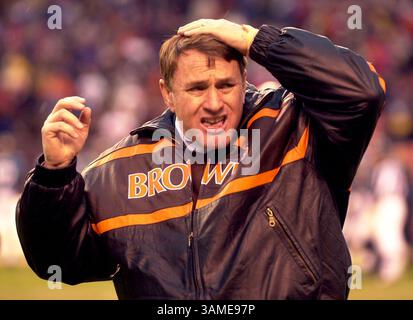 16 décembre 2001 - États-Unis - KRT SPORT STORY SLUGGED : JAGUARS-BROWNS KRT PHOTO PAR GARY W. GREEN/AKRON BEACON JOURNAL (16 décembre) CLEVELAND, OH - Butch Davis, entraîneur en chef de Brown, se laisse la tête pour éviter d'être frappé par des bouteilles de bière volantes pendant la fin bizarre des Browns-Jaguars au stade Cleveland Browns à Cleveland, Ohio, le dimanche 16 décembre 2001. (AK) NC KD BL 2001 (Horiz) (MvW) (image crédit : © Akron Beacon Journal/mct/ZUMAPRESS.com) Banque D'Images