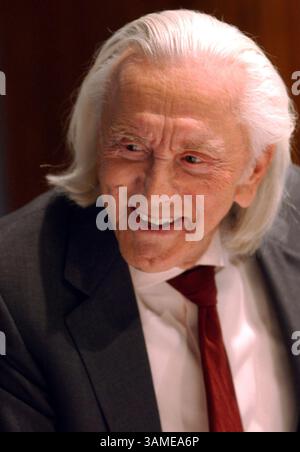 16 janvier 2002 - États-Unis - KRT STAND ALONE ENTERTAINMENT PHOTO SLUGGED : DOUGLAS KRT PHOTO PAR GEORGE BRIDGES/KRT (16 janvier) WASHINGTON, DC -- Kirk Douglas rit alors qu'il parle au National Press Club en promotion de son livre ''My Stroke of Luck''. (Image numérique) (KRT) NC KD BL 2002 (Vert) (gsb) (crédit image : © PHOTOGNOSOURCE/mct/ZUMAPRESS.com) Banque D'Images