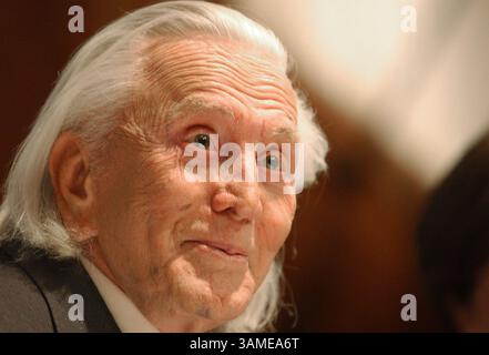 16 janvier 2002 - États-Unis - KRT STAND ALONE ENTERTAINMENT PHOTO SLUGGED : DOUGLAS KRT PHOTO PAR GEORGE BRIDGES/KRT (16 janvier) WASHINGTON, DC -- Kirk Douglas parle au National Press Club en promotion de son livre ''My Stroke of Luck''. (Image numérique) (KRT) NC KD BL 2002 (Horiz) (gsb) (crédit image : © PHOTOGNOSOURCE/mct/ZUMAPRESS.com) Banque D'Images