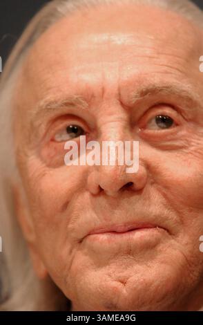16 janvier 2002 - États-Unis - KRT STAND ALONE ENTERTAINMENT PHOTO SLUGGED : DOUGLAS KRT PHOTO PAR GEORGE BRIDGES/KRT (16 janvier) WASHINGTON, DC -- Kirk Douglas parle au National Press Club en promotion de son livre ''My Stroke of Luck''. (Image numérique) (KRT) NC KD BL 2002 (Vert) (gsb) (crédit image : © PHOTOGNOSOURCE/mct/ZUMAPRESS.com) Banque D'Images