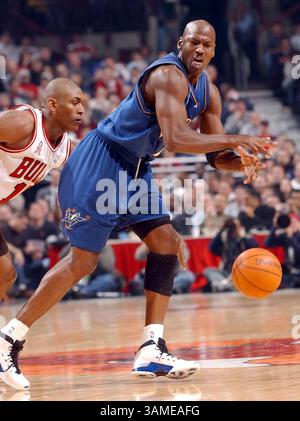 19 janvier 2002 - États-Unis - KRT SPORT STORY SLUGGED : WIZARDS-BULLS KRT PHOTOGRAPHIE DE CHARLES Cherney/CHICAGO TRIBUNE (19 janvier) CHICAGO, il - Michael Jordan, maintenant avec les Wizards de Washington, a la balle éliminée par Ron Artest de Chicago, à gauche, au United Center, samedi 19 janvier 2002. (TB) NC KD BL 2001 (Vert) (smd) (crédit image : © Chicago Tribune/mct/ZUMAPRESS.com) Banque D'Images