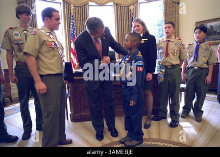 Feb 12, 2002 - États-Unis - KRT US NEWS STORY SLUGGED : BUSH KRT PHOTO PAR ERIC DRAPER/WHITE HOUSE (12 février) WASHINGTON, DC -- le président George W. Bush parle avec Jordan Wade alors qu'il reçoit le rapport annuel sur les Boy Scouts of America dans le Bureau ovale mardi, 12 février 2002 les autres scouts inclus dans la cérémonie viennent de, de gauche à droite, Joe Honious, 16 ans, de Dayton, Ohio ; Clay Capp, 18 ans, de Nashville, Tennessee ; Marissa Morgan, 19 ans, présidente de Winston-Salem, Caroline du Nord ; Joshua Cudd, 12 ans, de Conroe, Texas ; Ryan Iwata, 12 ans, de San Francisco. (KRT) NC KD BL 2002 (Horiz) (gs Banque D'Images