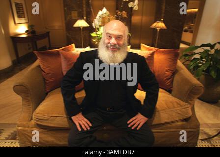 23 février 2002 - États-Unis - KRT US NEWS STORY SLUGGED : MED-WEIL KRT PHOTO PAR RICHARD KOCI HERNANDEZ/SAN JOSE MERCURY NEWS (avril 28) Dr Andrew Weil, un chef de file dans la recherche de nouveaux traitements en dehors de la médecine conventionnelle, est montré le 12 avril 2002, à San Francisco. (SJ) NC KD BL 2002 (Horiz) (gsb) (image crédit : © San Jose Mercury News/mct/ZUMAPRESS.com) Banque D'Images