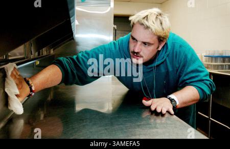 3 avril 2002 - TIMBRE, États-Unis - KRT US NEWS STOPGGED : MED-NC-OXYCONTIN KRT PHOTOGRAPHIE PAR JEFF Siner/CHARLOTTE OBSERVATEUR (23 juillet) afin d'obtenir un peu d'argent de poche pour des cigarettes et d'autres objets personnels, Derek travaille dans la cuisine du Black Mountain Treatment Center à Black Mountain, Caroline du Nord. (CH) NC KD 2002 (Horiz) (MV) (image crédit : © Charlotte observer/mct/ZUMAPRESS.com) Banque D'Images