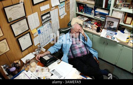 17 avril 2002 - TIMBRE, États-Unis - KRT ARTICLE américain SLUGGED : MED-NC-OXYCONTIN KRT PHOTOGRAPHIE PAR JEFF Siner/CHARLOTTE OBSERVATEUR (23 juillet) Dr Joseph Talley, de Grover, Caroline du Nord, a été reconnu coupable d'avoir prescrit à tort des stupéfiants par le North Carolina Medical Board. Talley a exploité une clinique de la douleur desservant des milliers de patients - certains hors de l'état - avec des niveaux élevés d'OxyContin et d'autres narcotiques. (CH) NC KD 2002 (Horiz) (MV) (image crédit : © Charlotte observer/mct/ZUMAPRESS.com) Banque D'Images