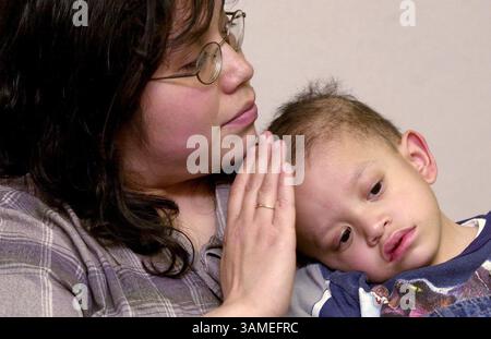 23 avril 2002 - États-Unis - KRT LIFESTYLE STORY SLUGGED : FAM-LEUKEMIA KRT PHOTOGRAPHIE DE FERNANDO SALAZAR/WICHITA EAGLE (14 mai) Suzette Tejada réconforte son fils Alex après qu'il a reçu un robinet spinal. (WI) NC KD 2002 (Horiz) (MvW) (diversité) (crédit image : © Wichita Eagle/mct/ZUMAPRESS.com) Banque D'Images