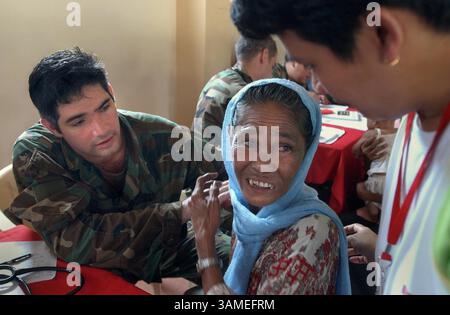 23 avril 2002 - États-Unis - PAS DE MAGS, PAS DE VENTES -- KRT WORLD NEWS STORY SLUGGED : PHILLIPINES KRT PHOTOGRAPHIE PAR CHERYL DIAZ MEYER/DALLAS MORNING NEWS (mai 26) le médecin des forces spéciales de l'armée américaine David A. Surles traite Jabira Ilaran, 60 ans, au centre, avec l'aide de la traductrice Elsa Hassan dans une clinique militaire conjointe des États-Unis et Philippines sur l'île Basilan dans le sud des Philippines. (DA) NC KD BL 2002 (Horiz) (image numérique) (smd) (crédit image : © Dallas Morning News/mct/ZUMAPRESS.com) Banque D'Images