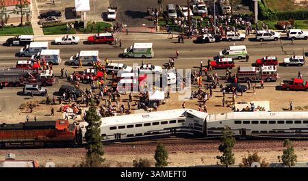 23 avril 2002 - Etats-Unis - PAS DE MAGS, PAS DE VENTES -- KRT US NEWS STOPGGED : TRAINCRASH KRT PHOTOGRAPHIE PAR YGNACIO NANETTI/ORANGE COUNTY REGISTER (23 avril) PLACENTIA, CA-- Un train de banlieue et un train de marchandises sont entrés en collision mardi matin, 23 avril 2002, au sud de Los Angeles, Californie, tuant trois passagers et en blessant plus de 250 autres. Le train communter, qui faisait partie du système Metrolink, a déraillé. Le déraillement, ont déclaré les responsables, est ce qui a causé la mort et les blessures. (OC) NC KD BL 2002 (Horiz) (lde) (crédit image : © Orange County Register/mct/ZUMAPRESS.com) Banque D'Images