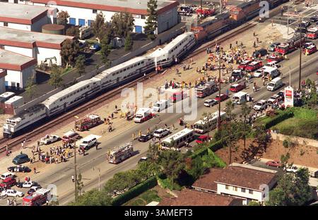 23 avril 2002 - Etats-Unis - PAS DE MAGS, PAS DE VENTES -- KRT US NEWS STOPGGED : TRAINCRASH KRT PHOTOGRAPHIE PAR YGNACIO NANETTI/ORANGE COUNTY REGISTER (23 avril) PLACENTIA, CA-- Un train de banlieue et un train de marchandises sont entrés en collision mardi matin, 23 avril 2002, au sud de Los Angeles, Californie, tuant trois passagers et en blessant plus de 250 autres. Le train communter, qui faisait partie du système Metrolink, a déraillé. Le déraillement, ont déclaré les responsables, est ce qui a causé la mort et les blessures. (OC) NC KD BL 2002 (Horiz) (lde) (crédit image : © Orange County Register/mct/ZUMAPRESS.com) Banque D'Images
