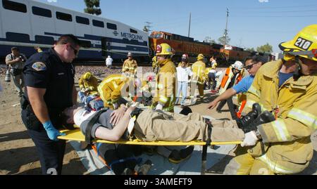 23 avril 2002 - États-Unis - PAS DE MAGS, PAS DE VENTES -- KRT US NEWS STOPGGED : TRAINCRASH KRT PHOTOGRAPHIE PAR JEBB HARRIS/ORANGE COUNTY REGISTER (23 avril) PLACENTIA, CA -- Un sauveteur retire une victime après une collision entre un train de banlieue et un train de marchandises le mardi 23 avril 2002, à Placentia, Californie. Le train de marchandises en direction nord a heurté le train Metrolink en direction sud au sud de Los Angeles, bouclant et déraillant deux wagons emballés avec des passagers. (OC) NC KD BL 2002 (Horiz) (MV) (image crédit : © Orange County Register/mct/ZUMAPRESS.com) Banque D'Images
