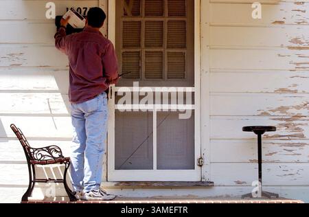 24 avril 2002 - TIMBRE, États-Unis - KRT ARTICLE américain SLUGGED : MED-NC-OXYCONTIN KRT PHOTOGRAPHIE PAR JEFF Siner/CHARLOTTE OBSERVATEUR (23 juillet) Un policier infiltré de Durham, Caroline du Nord, vérifie une enveloppe médicale dans la boîte aux lettres au domicile d'un suspect. (CH) NC KD 2002 (Horiz) (MV) (image crédit : © Charlotte observer/mct/ZUMAPRESS.com) Banque D'Images