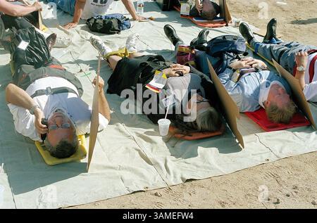 23 avril 2002 - États-Unis - PAS DE MAGS, PAS DE VENTES -- KRT US NEWS STOPGGED : TRAINCRASH KRT PHOTOGRAPHIE PAR JESS ANDRESEN/ORANGE COUNTY REGISTER (23 avril) PLACENTIA, CA -- les victimes d'accidents ferroviaires sont traitées sur le site d'une collision entre un train de banlieue et un train de marchandises le mardi 23 avril 2002 à Placentia, Californie, avant d'être transportées dans les hôpitaux de la région. De nombreuses victimes avaient des téléphones portables personnels qu'elles utilisaient pour appeler leur travail et leur famille. (OC) NC KD BL 2002 (Horiz) (MV) (image crédit : © Orange County Register/mct/ZUMAPRESS.com) Banque D'Images