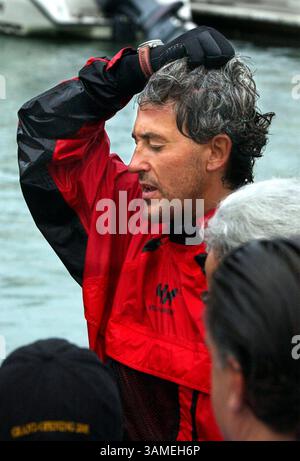 22 JUIN 2002 - TIMBRE, ÉTATS-UNIS - KRT US NEWS STORY LIMGGED : SEADOO-CROSSING KRT PHOTO PAR CANDACE BARBOT/MIAMI HERALD (FORT LAUDERDALE OUT) (JUIN 28) . L'Espagnol Alvaro de Marichalar y Saenz de Tejeda se détend le 22 juin 2002, après son arrivée à Miami Beach, en Floride, après avoir traversé l'Atlantique à bord d'une motomarine Sea-Doo. (MI) NC KD BL 2002 (Vert) (gsb) (crédit image : © Miami Herald/mct/ZUMAPRESS.com) Banque D'Images