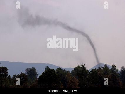 21 juin 2002 - TIMBRE, Etats-Unis - KRT US NEWS STOPGGED : WEA-WILDFIRES KRT PHOTO PAR BRYAN OLLER/COLORADO SPRINGS GAZETTE (21 juin) COLORADO SPRINGS, CO - Un vortex de fumée et de cendres flotte au-dessus de la forêt vendredi 22 juin 2002, brûlé dans le cadre de l'incendie de Hayman qui a consommé plus de 130 000 acres. (GT) NC KD 2002 (Horiz) (gsb) (image crédit : © Colorado Springs Gazette/mct/ZUMAPRESS.com) Banque D'Images