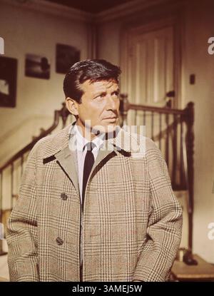 2 mai 2014 - L'acteur américain EFREM ZIMBALIST JR, qui a joué dans la série télévisée de longue date The FBI, est décédé à l'âge de 95 ans. Zimbalist Jr a joué l'inspecteur Lewis Erskine dans la série, qui a duré de 1965 à 1974. Avant cela, il est devenu un nom familier aux États-Unis en jouant le détective privé Stu Bailey en 77 Sunset Strip, qui a fonctionné de 1958 à 64. Plus tard dans sa vie, il se retira dans son ranch à Solvang, en Californie, où il mourut vendredi. PHOTO - date c. 1960 - Los Angeles - Efrem Zimbalist Jr. sur le tournage de 'The FBI' (crédit image : © Quinn Martin Productions/Entertainment Pictures/ZUMAPRESS.com) Banque D'Images