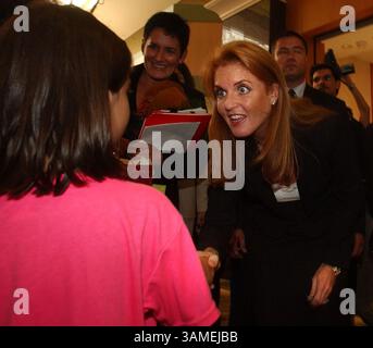 7 août 2002 - TIMBRE, États-Unis - KRT STAND ALONE US NEWS PHOTO SLUGGED : FERGUSON KRT PHOTO PAR KEN LOVE/AKRON BEACON JOURNAL (7 août) CANTON, OH - Sarah Ferguson, l'ancienne duchesse d'York, accueille des fans dans un centre commercial de Canton, Ohio, le mercredi 7 août 2002. (AK) NC KD BL 2002 (Horiz) (gsb) (image crédit : © Akron Beacon Journal/mct/ZUMAPRESS.com) Banque D'Images