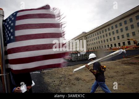28 août 2002 - TIMBRE, États-Unis - À UTILISER AVEC L'ARTICLE CONNEXE du KRT américain SLUGGED : PENTAGONE KRT PHOTOGRAPHIE PAR CHUCK KENNEDY/KRT (août 28) ARLINGTON, va-- les travailleurs ont mis la touche finale à la reconstruction des zones les plus gravement endommagées du Pentagone résultant de l'attaque du 11 septembre 2001. (KRT) NC KD BL 2002 (Horiz) (CK) (crédit image : © PHOTOGNOSOURCE/mct/ZUMAPRESS.com) Banque D'Images