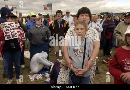 11 septembre 2002 - É.-U. - KRT US NEWS STORY SLUGGED : ATTACKS-SHANKSVILLE KRT PHOTOGRAPHIE PAR LAURENCE KESTERSON/PHILADELPHIA INQUIRER (11 septembre) SHANKSVILLE, PA - Roberta Adams et sa fille Meghan Adams, 11 ans, de Ligonier, Pennsylvanie, se tiennent en silence avec d'autres membres du public sur les lieux de l'écrasement du vol 93 de United Airlines à Shanksville, Pennsylvanie, lors d'une cérémonie de commémoration, le mercredi 11 septembre 2002. (PH) NC KD 2002 (Horiz) (image numérique) (smd) (crédit image : © Philadelphia Inquirer/mct/ZUMAPRESS.com) Banque D'Images
