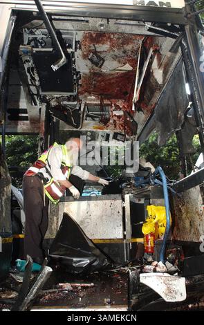 19 septembre 2002 - États-Unis - KRT WORLD NEWS STORY SLUGGED : MIDEAST KRT PHOTOGRAPH BY FLASH 90 (19 septembre) TEL AVIV, ISRAËL--- un volontaire juif orthodoxe israélien nettoie les restes où un kamikaze s'est fait exploser dans un bus bondé dans la plus grande ville d'Israël jeudi 19 septembre 2002, tuant au moins cinq personnes, y compris le chauffeur, et en blessant 40 dans la deuxième attaque de ce type en deux jours. (KRT) NC KD BL 2002 (Vert) (lde) (crédit image : © Flash 90/mct/ZUMAPRESS.com) Banque D'Images