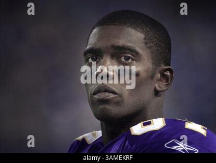 24 SEPTEMBRE 2002 - É.-U. - KRT SPORT STORY SLUGGED : FBN-MOSS KRT PHOTOGRAPHIE DE JIM GEHRZ/ST. PAUL PIONNIER PRESSE -- le récepteur large des Vikings du Minnesota Randy Moss, montré dans une photo de dossier du 24 août 2001, a été arrêté mardi à Minneapolis, Minnesota, après avoir été accusé d'avoir heurté un agent de contrôle de la circulation avec sa voiture. (SP) NC KD BL 2002 (Horiz) (image numérique) (smd) (crédit image : © Paul Pioneer Press/mct/ZUMAPRESS.com) Banque D'Images