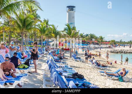 Great Stirrup Cay les Bahamas, l'océan Atlantique, destination plage de croisière, les passagers bronzant, les gens se relaxant, chaises longues bleues, sable blanc, natation, bea Banque D'Images