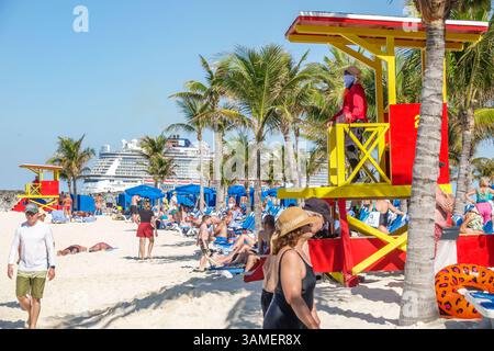 Great Stirrup Cay les Bahamas, en arrière-plan, les passagers bronzant, marcher, se détendre, plage de sable blanc, chaises longues bleues, tours de sauveteur jaune rouge, plage um Banque D'Images