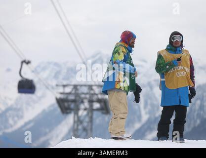 11 février 2014 - Sotchi, RUS - les ouvrières préparent le parcours pour le ski slopestyle féminin au Rosa Khutor Extreme Park pendant les Jeux olympiques d'hiver à Sotchi, Russie, le mardi 11 février 2014. (Crédit image : © Brian Cassella/MCT/ZUMAPRESS.com) Banque D'Images