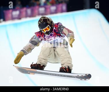 11 février 2014 - Sotchi, RUS - Danny Davis, des États-Unis, participe à la demi-pipe masculine au Rosa Khutor Extreme Park pendant les Jeux olympiques d'hiver à Sotchi, Russie, le mardi 11 février 2014. (Crédit image : © Brian Cassella/MCT/ZUMAPRESS.com) Banque D'Images