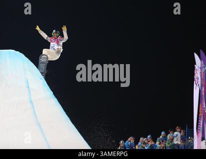 11 février 2014 - Sotchi, RUS - Shaun White, des États-Unis, participe à la demi-pipe masculine au Rosa Khutor Extreme Park pendant les Jeux olympiques d'hiver à Sotchi, Russie, le mardi 11 février 2014. (Crédit image : © Brian Cassella/MCT/ZUMAPRESS.com) Banque D'Images