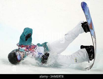 11 février 2014 - Sotchi, RUS - Kent Callister, d'Australie, s'écrase pendant la demi-pipe masculine au Rosa Khutor Extreme Park pendant les Jeux olympiques d'hiver à Sotchi, Russie, le mardi 11 février 2014. (Crédit image : © Carlos Gonzalez/MCT/ZUMAPRESS.com) Banque D'Images