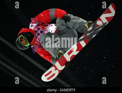 11 février 2014 - Sotchi, RUS - Wancheng Shi, de Chine, concourt en demi-lune masculine au Rosa Khutor Extreme Park pendant les Jeux olympiques d'hiver à Sotchi, Russie, le mardi 11 février 2014. (Crédit image : © Brian Cassella/MCT/ZUMAPRESS.com) Banque D'Images