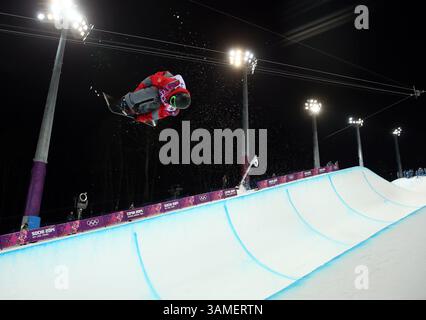11 février 2014 - Sotchi, RUS - Yiwei Zhang, de Chine, participe à la demi-pipe masculine au Rosa Khutor Extreme Park pendant les Jeux olympiques d'hiver à Sotchi, Russie, le mardi 11 février 2014. (Crédit image : © Brian Cassella/MCT/ZUMAPRESS.com) Banque D'Images