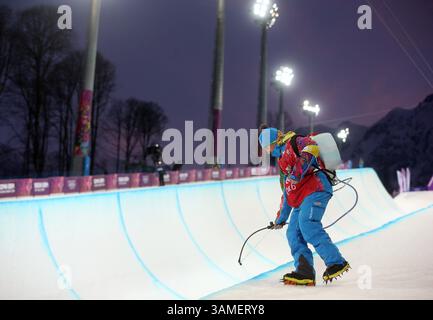 11 février 2014 - Sotchi, RUS - L'équipage prépare le parcours avant les demi-finales de la demi-pipe masculine au Rosa Khutor Extreme Park pendant les Jeux olympiques d'hiver à Sotchi, Russie, le mardi 11 février 2014. (Crédit image : © Brian Cassella/MCT/ZUMAPRESS.com) Banque D'Images