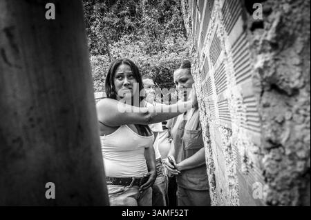 16 avril 2011 - Caracas, Miranda, Venezuela - Caracas est devenue l'une des villes les plus dangereuses du monde. Des centaines d'homicides violents se produisent chaque semaine dans tous les secteurs de la ville, touchant des citoyens de tous horizons. Alors que toute la ville est considérée comme une ''zona roja''--zone rouge--les meurtres ont lieu massivement dans les Barrios. (Crédit image : © Charles Mostoller/zReportage.com via ZUMA Press) Banque D'Images