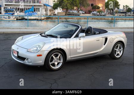 Une Toyota MR-2 Sypder, Top Down devant le port de plaisance Banque D'Images