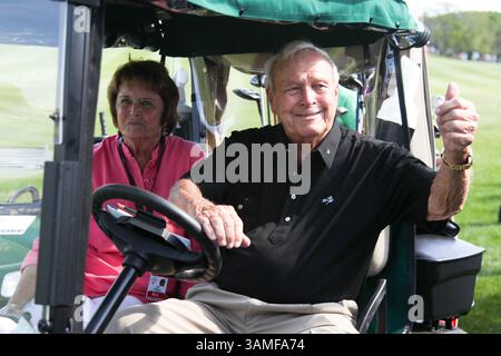 22 mars 2014 - Orlando, Floride, U. S - Arnold Palmer (R) et son épouse Kathleen Gawthrop roulent dans une voiturette sur le 18e fairway lors de la troisième manche de l'Arnold Palmer Invitational présentée par MasterCard qui s'est tenue au Bay Hill Club and Lodge d'Arnold Palmer. (Crédit image : © Debby Wong/ZUMA Wire/ZUMAPRESS.com) Banque D'Images