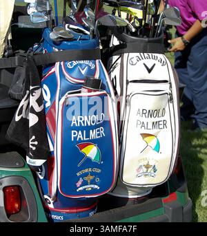 22 mars 2014 - Orlando, Floride, U. S - ses sacs de golf à l'arrière d'une voiturette de golf conduite par Arnold Palmer et sa femme Kathleen Gawthrop sur le 18e fairway lors de la troisième manche de l'Arnold Palmer Invitational présentée par MasterCard tenue au Bay Hill Club and Lodge d'Arnold Palmer. (Crédit image : © Debby Wong/ZUMA Wire/ZUMAPRESS.com) Banque D'Images
